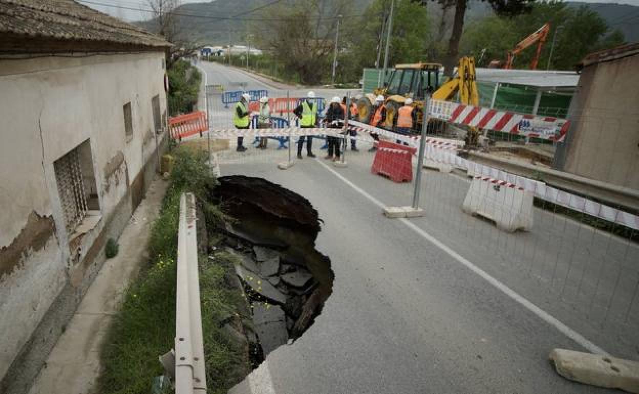 Hundimiento parcial de la carretera que une Los Garres con Los Dolores.