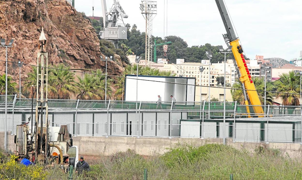 Varios trabajadores, en las obras de instalación de los módulos del CATE en la zona de El Espalmador. La imagen es del 8 de marzo. 