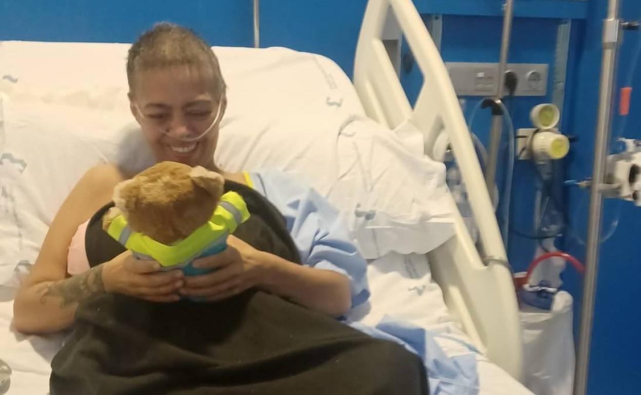 Mirta Mercedes, con el peluche de la fundación. 