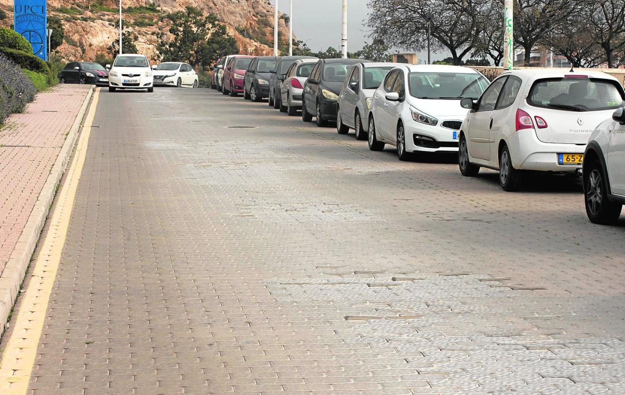 Adoquines ligeramente levantados y sueltos en la calle Adarve de Artillería, que fue reparada a finales de diciembre del año pasado.