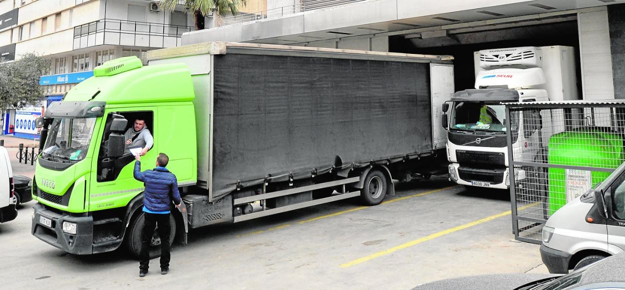 Unos camiones efectúan operaciones de carga y descarga en unos grandes almacenes de Murcia, durante la jornada de ayer. 