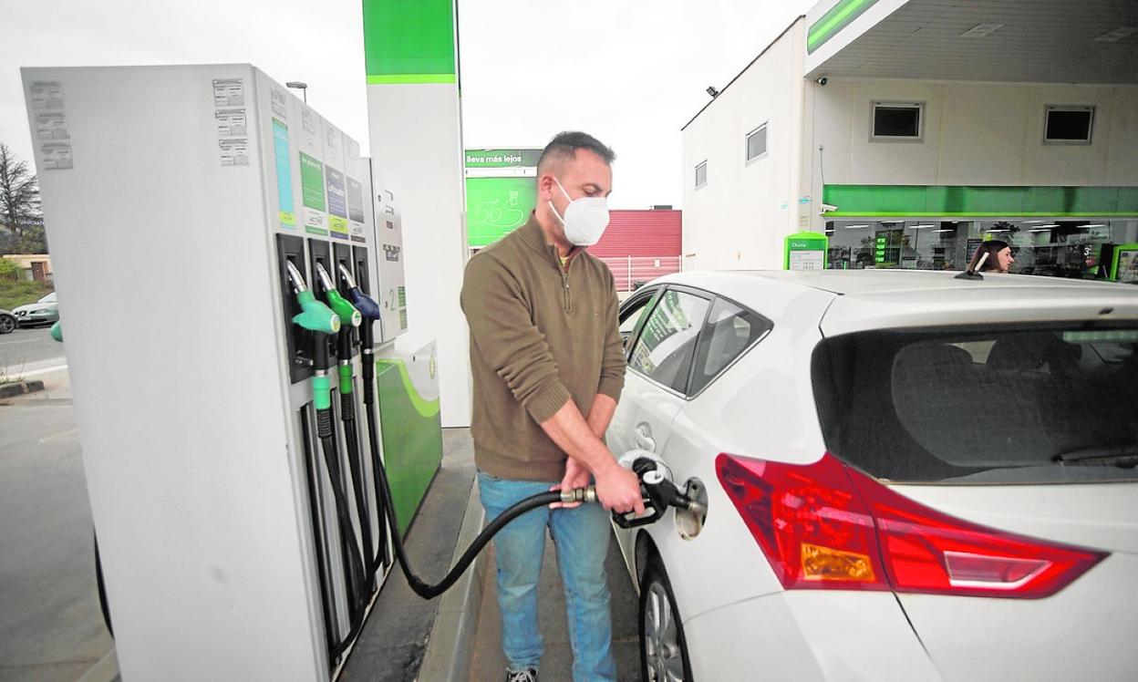 El técnico de ITV, Paco Sánchez, reposta en el vehículo con el que va a trabajar de Murcia a Cartagena. 