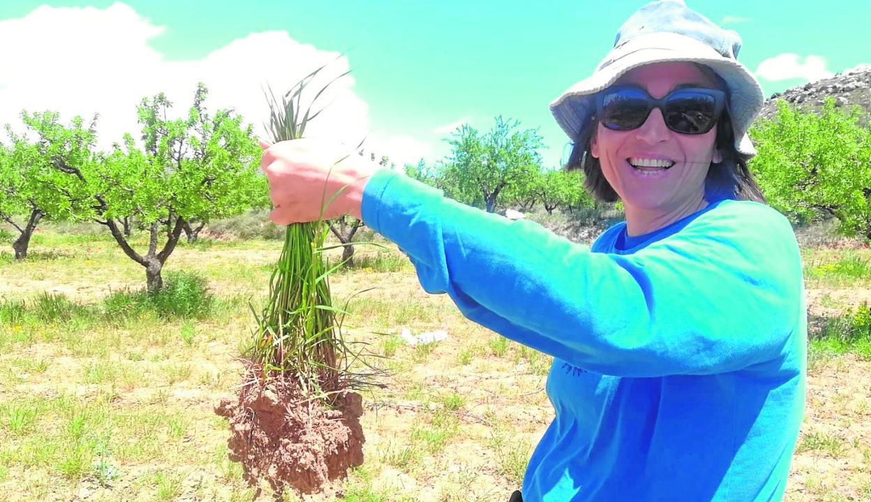 María Almagro tomando muestras en el campo. 