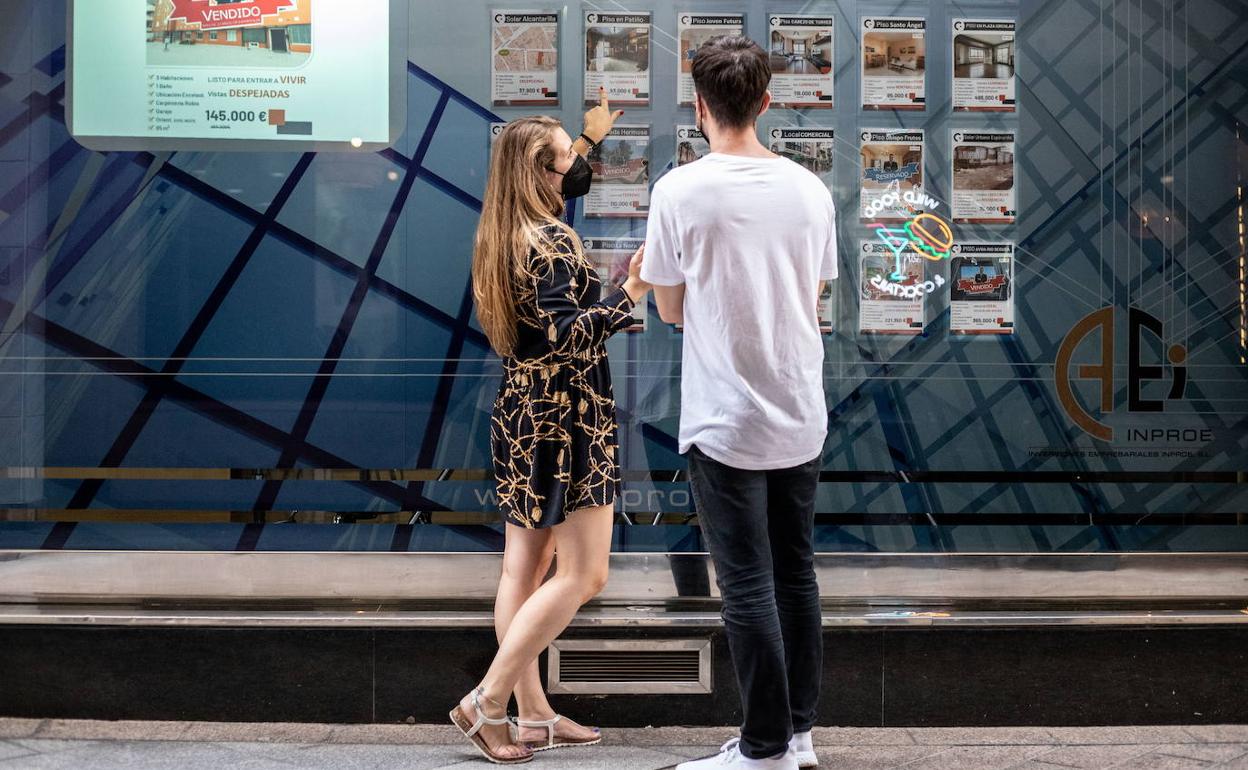 Escaparate de una inmobiliaria de Murcia, en una foto de archivo.