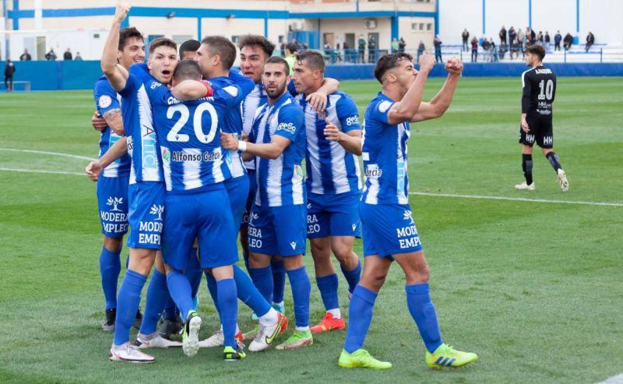 Los jugadores celebrando su victoria frente al Águilas.