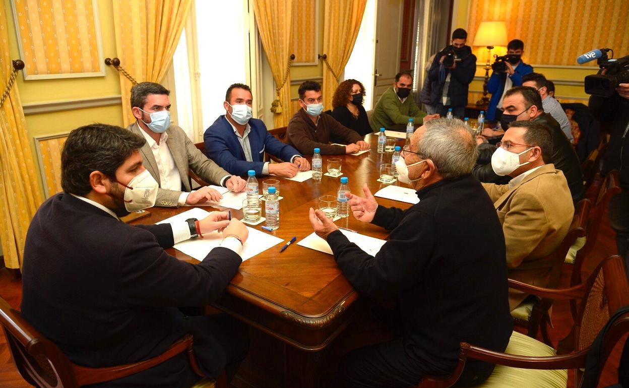 Reunión entre Fernando López Miras y el sector pesquero regional, este martes.