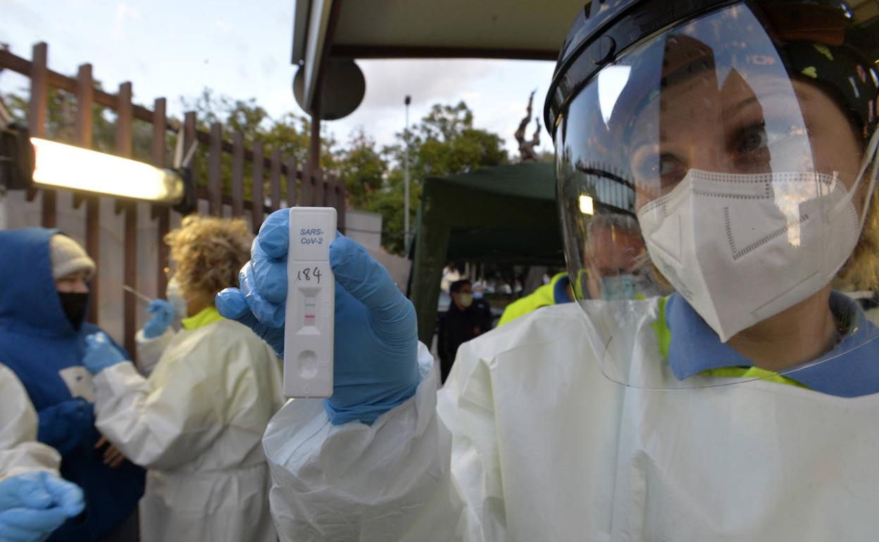 Una sanitaria muestra un test de antígenos, en una fotografía de archivo.