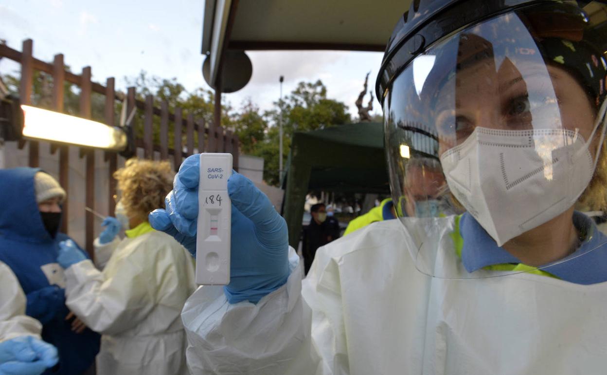 Una sanitaria muestra un test de antígenos, en una foto de archivo.