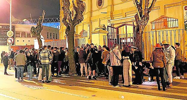 La puerta de la plaza de toros lucía atestada de jóvenes a última hora de la madrugada del pasado domingo, lindando ya con las primeras horas de la mañana. 