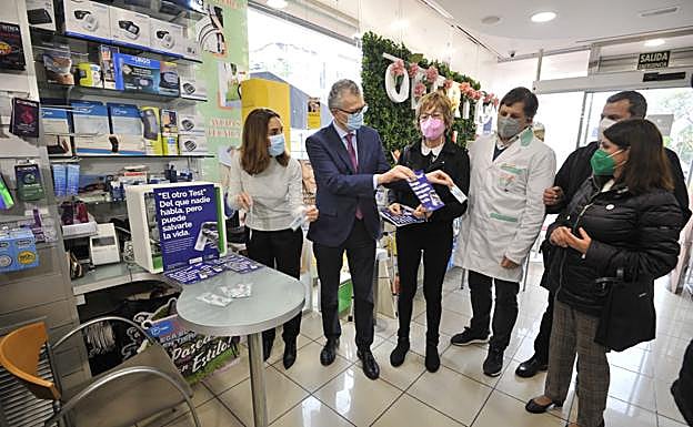 El consejero de Salud, Juan José Pedreño, junto a la presidenta del Colegio Oficial de Farmacéuticos de la Región, Paula Payá, en la presentación de la campaña de prevención de cáncer de colon, este miércoles.
