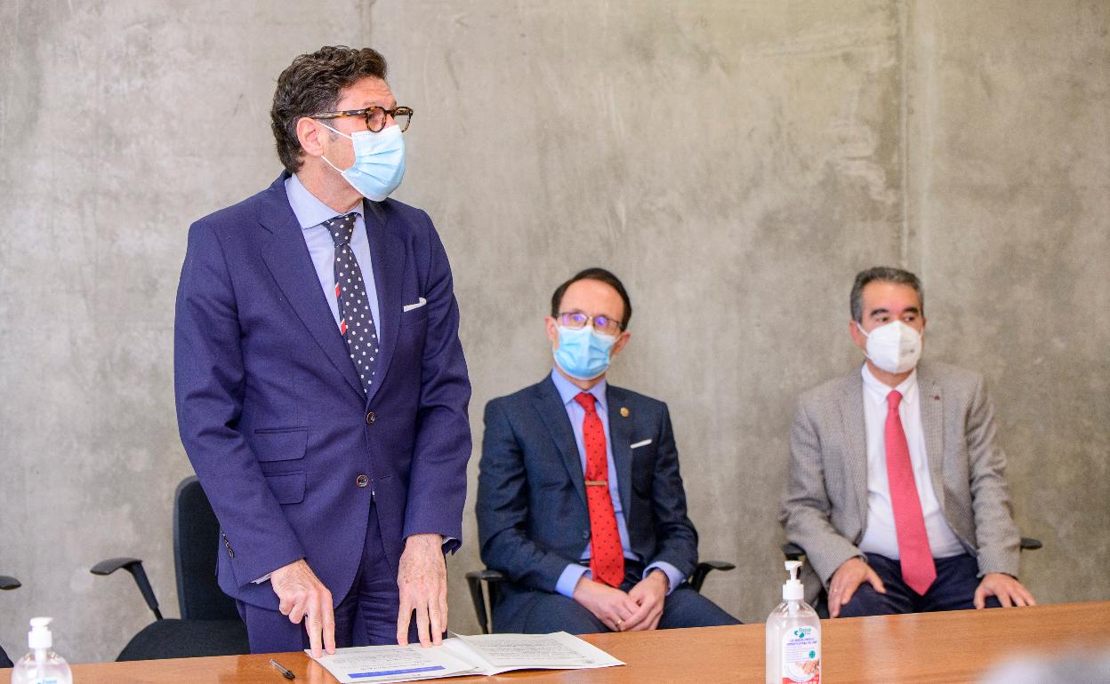 El presidente TSJMU, Miguel Pasqual del Riquelme, junto al Fiscal Superior de la Región, José Luis Díaz Manzanera y el  decano de los juzgados de Murcia, Lorenzo Hernando, durante la inauguración del nuevo juzgado. 