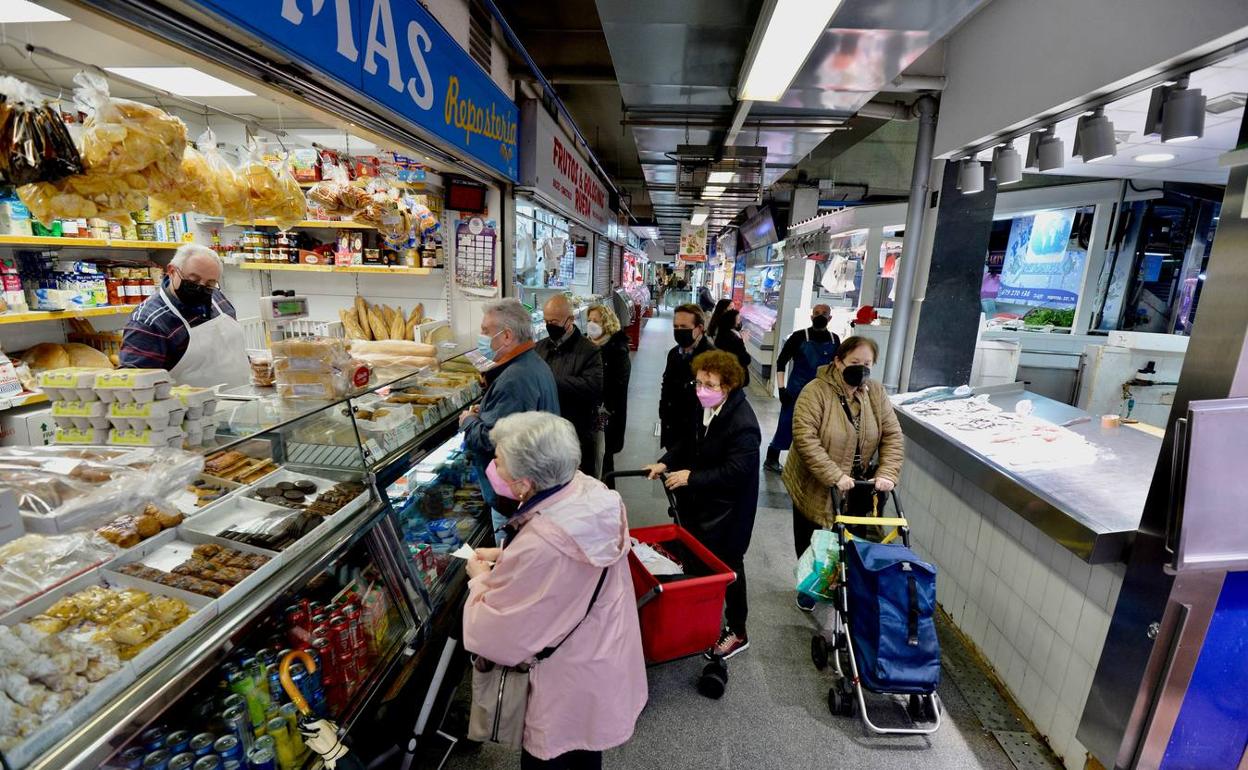 Clientes en un mercado de Murcia. 