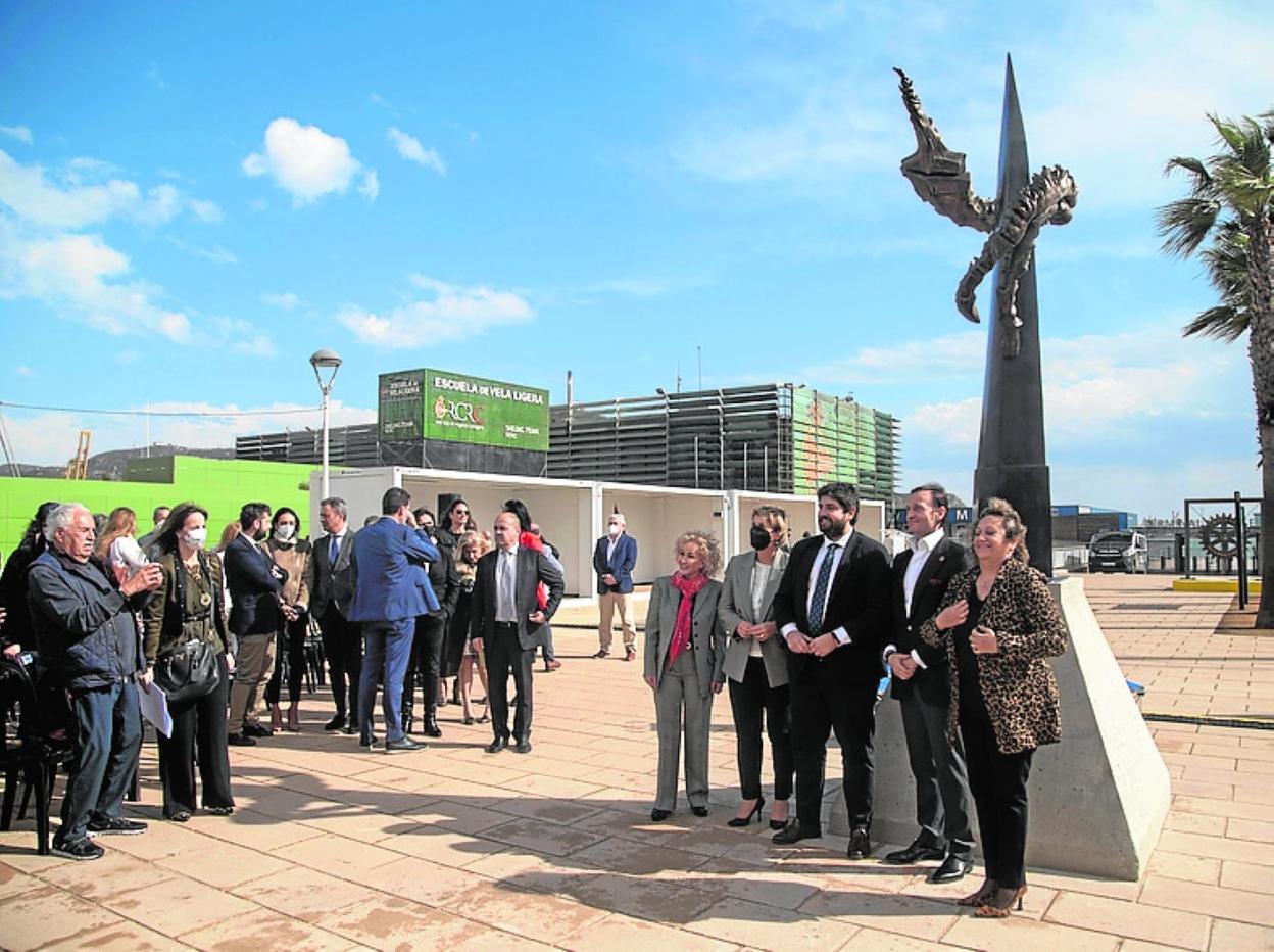 Acto de inauguración de la escultura, en el muelle de cruceros. 