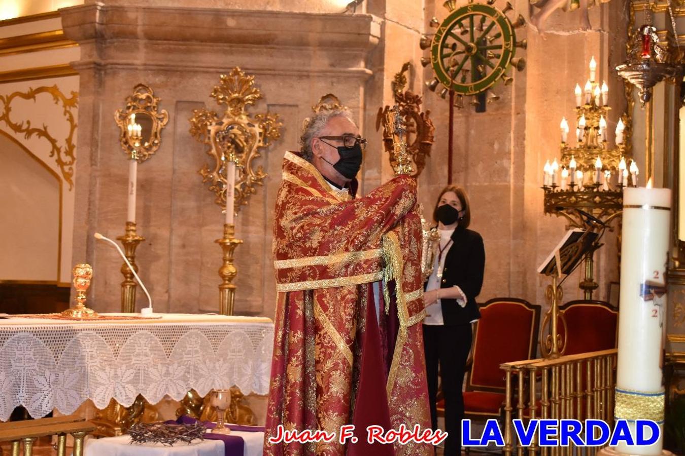 La basílica de la Vera Cruz volvió a acoger el ritual de la Bendición de la Naturaleza con la Sagrada Reliquia. La ceremonia se ha realizado esta tarde y se ha iniciado en el interior del templo para trasladarse después a la Capilla de los Conjuros. 