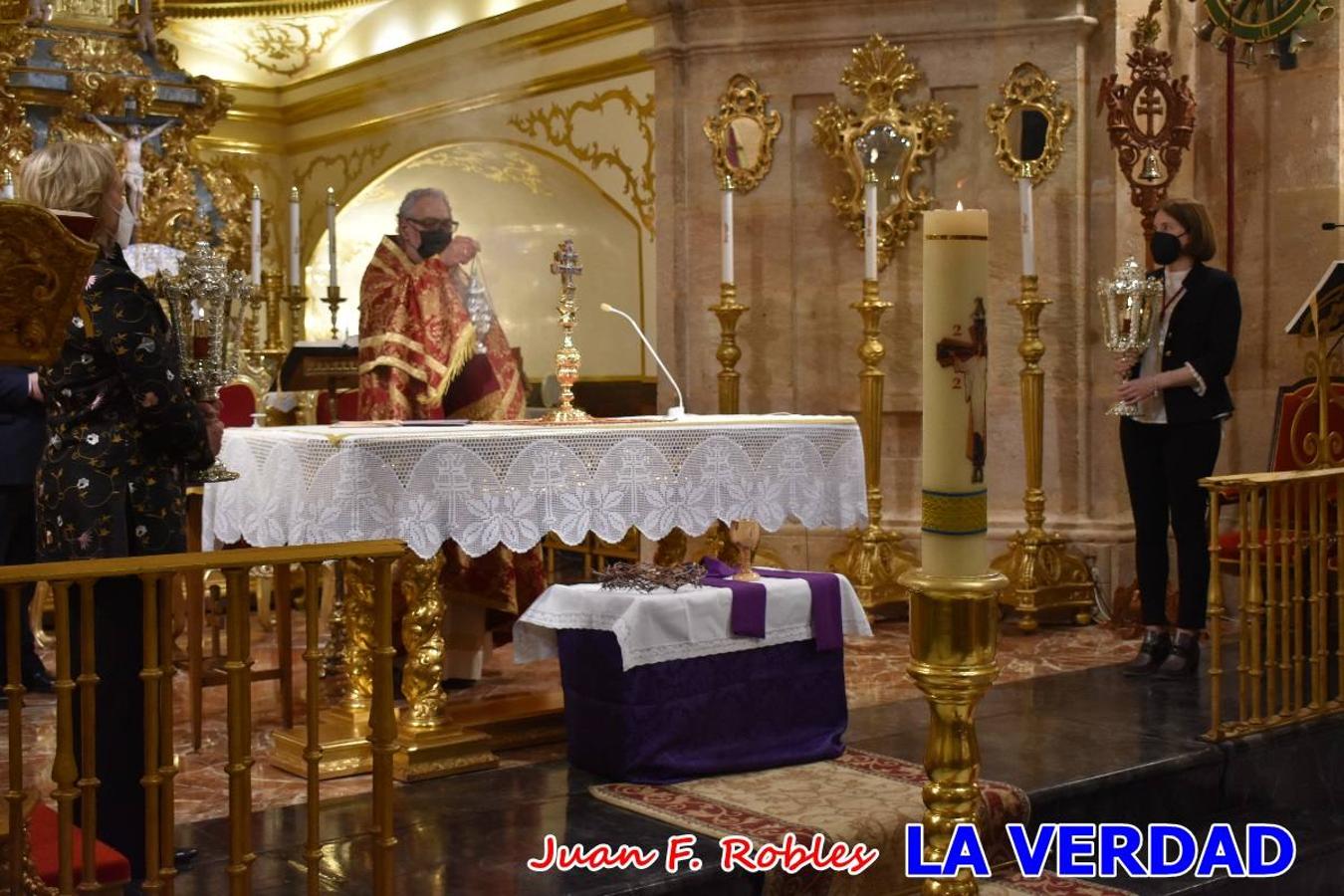 La basílica de la Vera Cruz volvió a acoger el ritual de la Bendición de la Naturaleza con la Sagrada Reliquia. La ceremonia se ha realizado esta tarde y se ha iniciado en el interior del templo para trasladarse después a la Capilla de los Conjuros. 