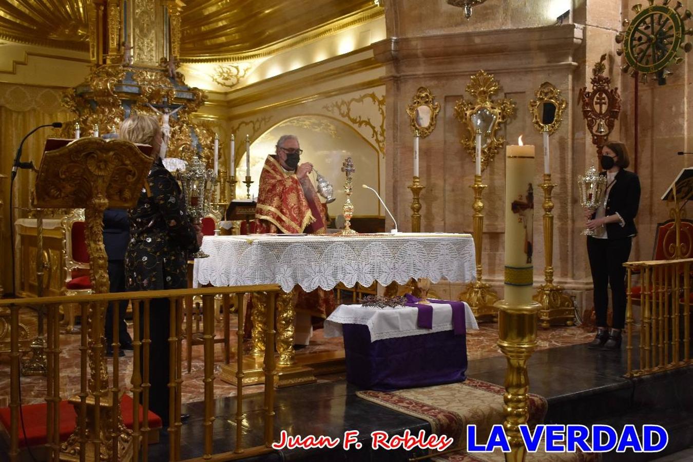 La basílica de la Vera Cruz volvió a acoger el ritual de la Bendición de la Naturaleza con la Sagrada Reliquia. La ceremonia se ha realizado esta tarde y se ha iniciado en el interior del templo para trasladarse después a la Capilla de los Conjuros. 