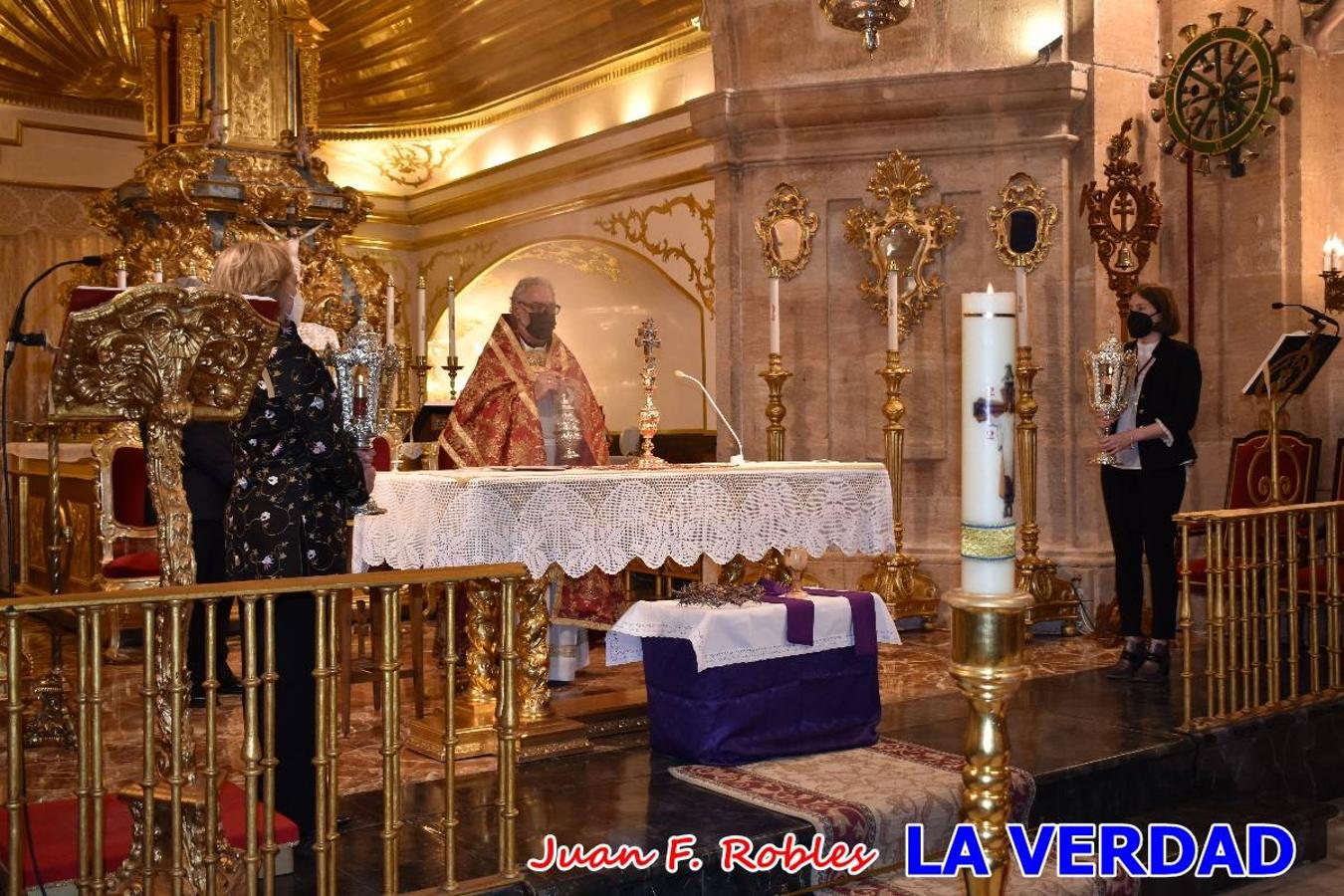 La basílica de la Vera Cruz volvió a acoger el ritual de la Bendición de la Naturaleza con la Sagrada Reliquia. La ceremonia se ha realizado esta tarde y se ha iniciado en el interior del templo para trasladarse después a la Capilla de los Conjuros. 