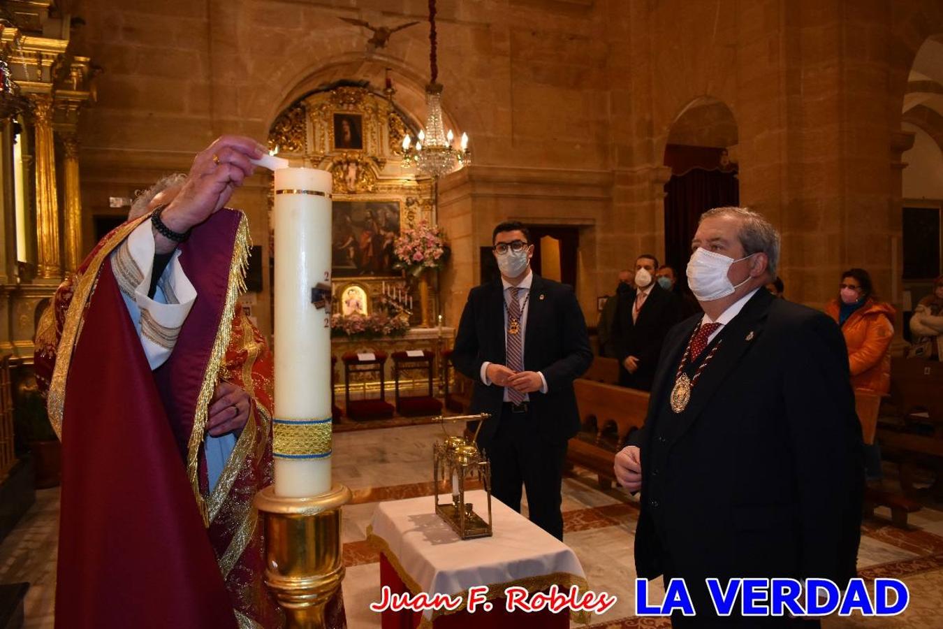 La basílica de la Vera Cruz volvió a acoger el ritual de la Bendición de la Naturaleza con la Sagrada Reliquia. La ceremonia se ha realizado esta tarde y se ha iniciado en el interior del templo para trasladarse después a la Capilla de los Conjuros. 