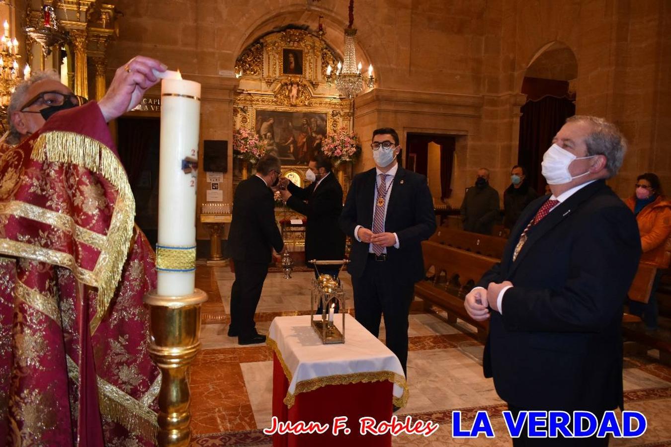 La basílica de la Vera Cruz volvió a acoger el ritual de la Bendición de la Naturaleza con la Sagrada Reliquia. La ceremonia se ha realizado esta tarde y se ha iniciado en el interior del templo para trasladarse después a la Capilla de los Conjuros. 