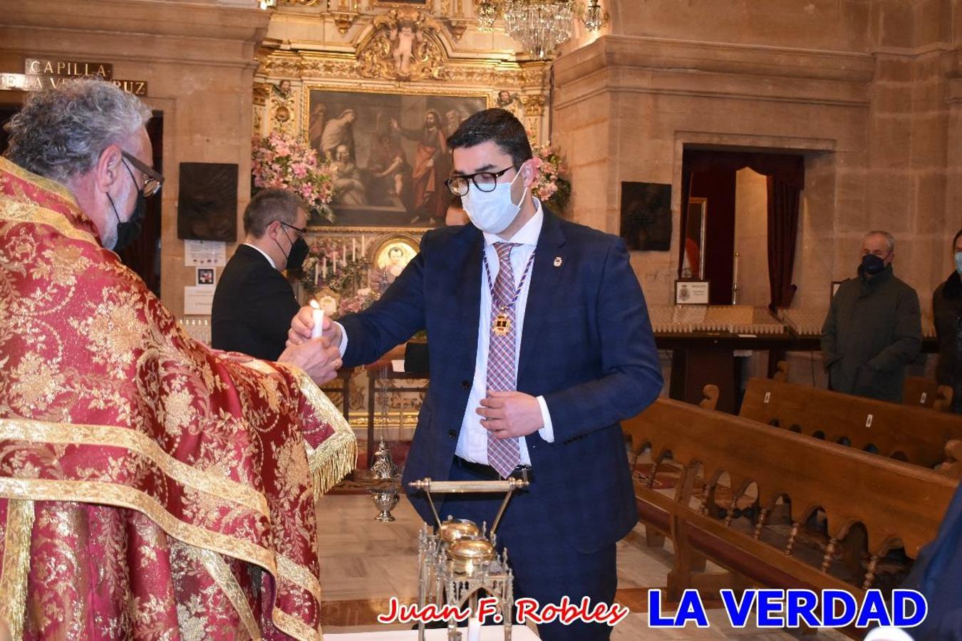 La basílica de la Vera Cruz volvió a acoger el ritual de la Bendición de la Naturaleza con la Sagrada Reliquia. La ceremonia se ha realizado esta tarde y se ha iniciado en el interior del templo para trasladarse después a la Capilla de los Conjuros. 