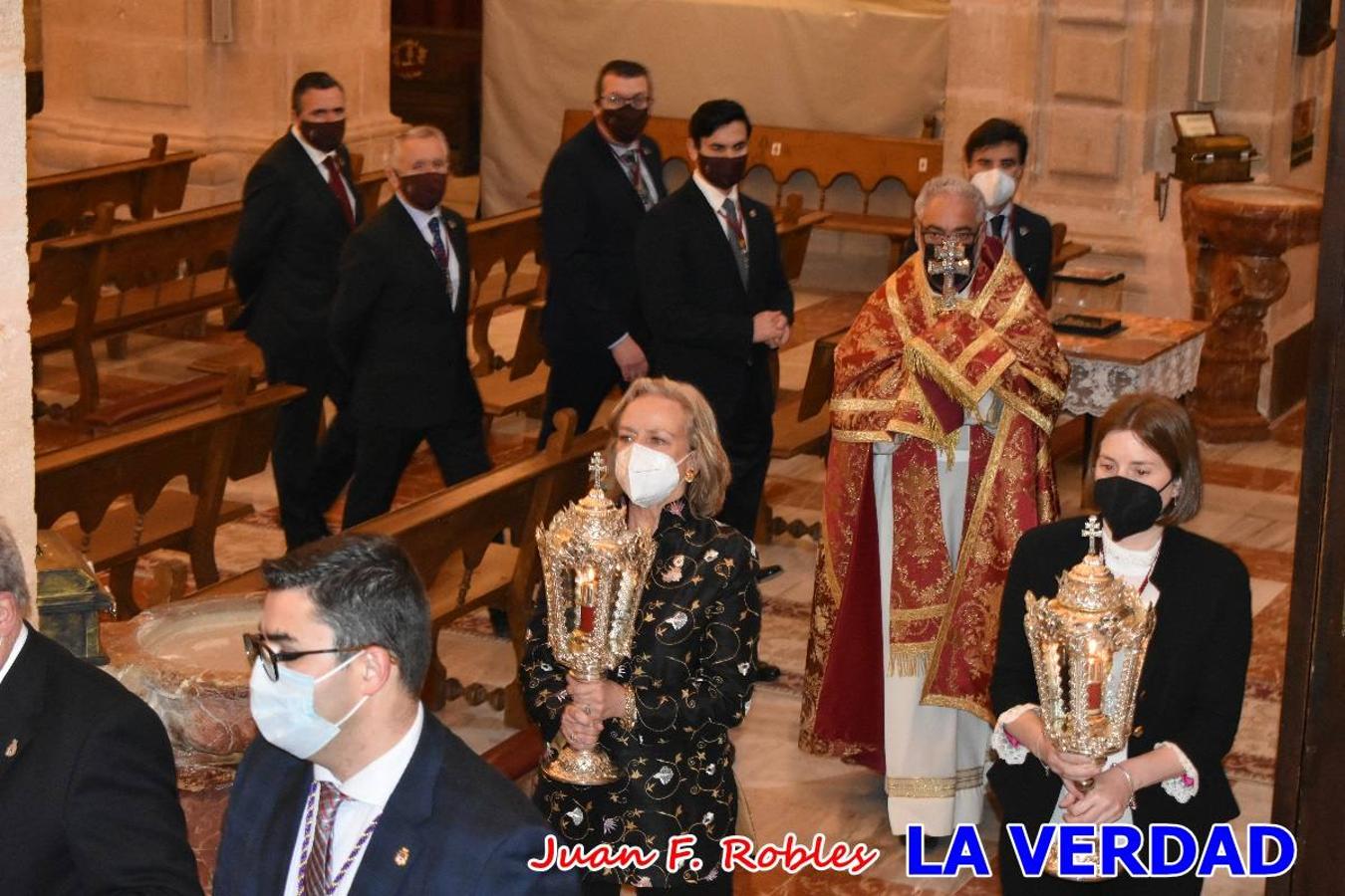 La basílica de la Vera Cruz volvió a acoger el ritual de la Bendición de la Naturaleza con la Sagrada Reliquia. La ceremonia se ha realizado esta tarde y se ha iniciado en el interior del templo para trasladarse después a la Capilla de los Conjuros. 