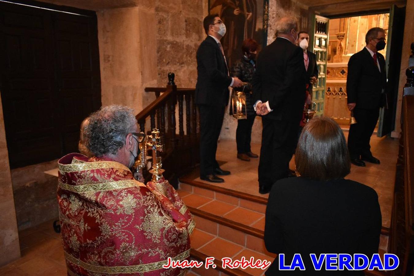 La basílica de la Vera Cruz volvió a acoger el ritual de la Bendición de la Naturaleza con la Sagrada Reliquia. La ceremonia se ha realizado esta tarde y se ha iniciado en el interior del templo para trasladarse después a la Capilla de los Conjuros. 