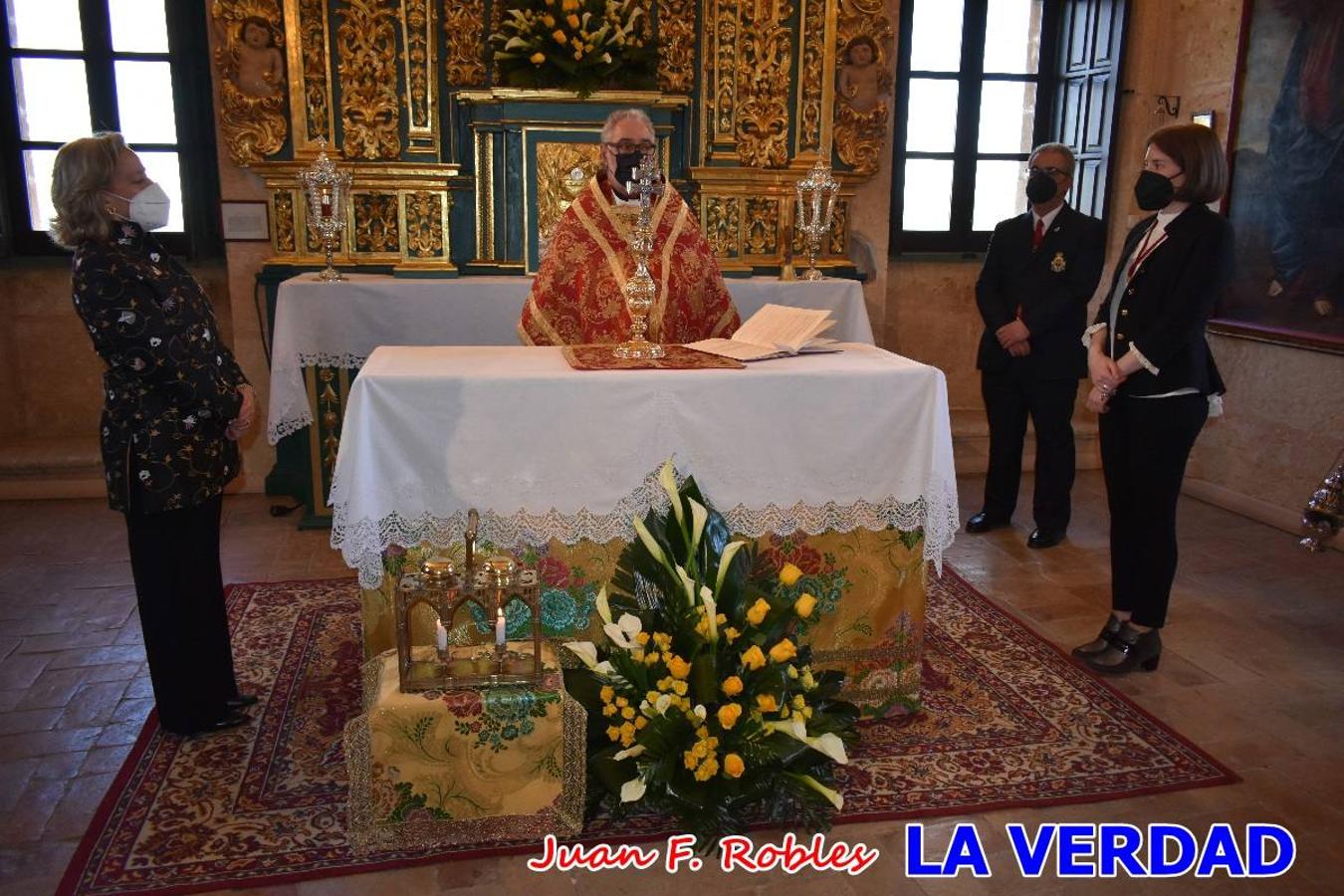 La basílica de la Vera Cruz volvió a acoger el ritual de la Bendición de la Naturaleza con la Sagrada Reliquia. La ceremonia se ha realizado esta tarde y se ha iniciado en el interior del templo para trasladarse después a la Capilla de los Conjuros. 