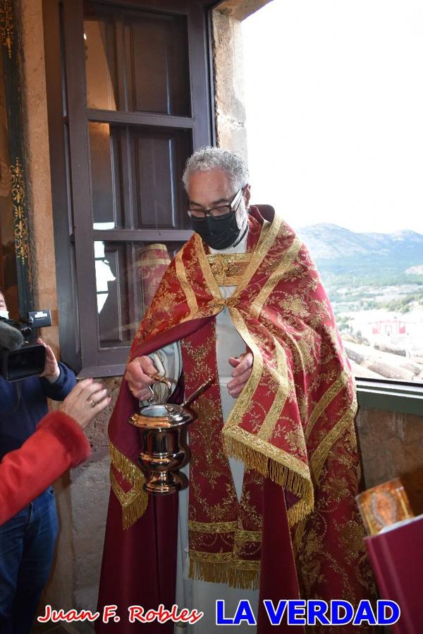 La basílica de la Vera Cruz volvió a acoger el ritual de la Bendición de la Naturaleza con la Sagrada Reliquia. La ceremonia se ha realizado esta tarde y se ha iniciado en el interior del templo para trasladarse después a la Capilla de los Conjuros. 