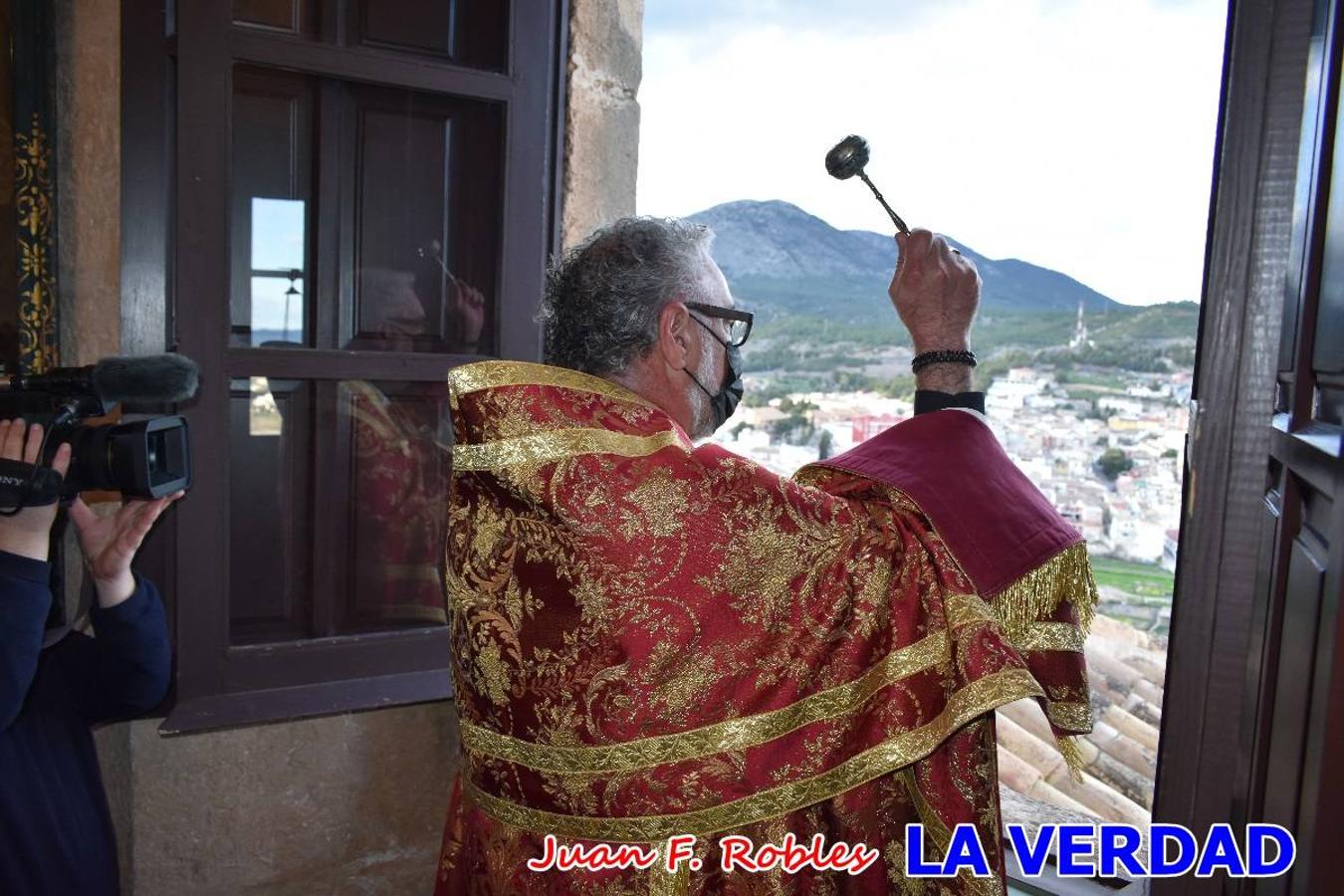 La basílica de la Vera Cruz volvió a acoger el ritual de la Bendición de la Naturaleza con la Sagrada Reliquia. La ceremonia se ha realizado esta tarde y se ha iniciado en el interior del templo para trasladarse después a la Capilla de los Conjuros. 