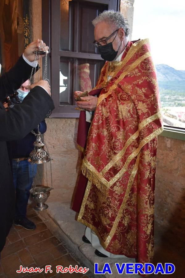 La basílica de la Vera Cruz volvió a acoger el ritual de la Bendición de la Naturaleza con la Sagrada Reliquia. La ceremonia se ha realizado esta tarde y se ha iniciado en el interior del templo para trasladarse después a la Capilla de los Conjuros. 