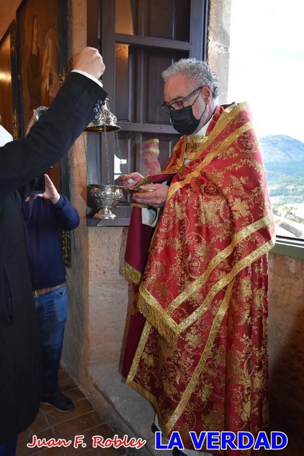 La basílica de la Vera Cruz volvió a acoger el ritual de la Bendición de la Naturaleza con la Sagrada Reliquia. La ceremonia se ha realizado esta tarde y se ha iniciado en el interior del templo para trasladarse después a la Capilla de los Conjuros. 