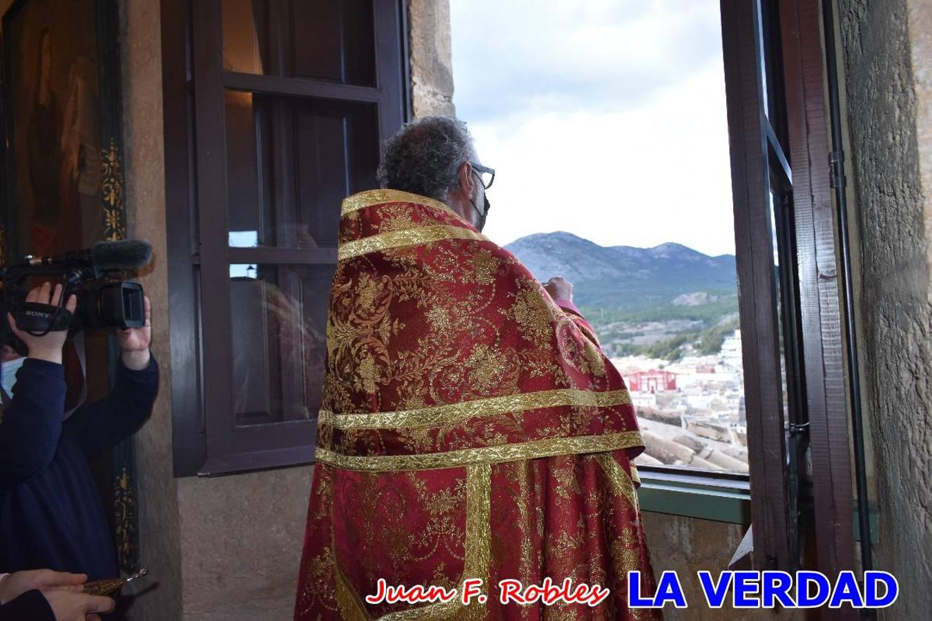 La basílica de la Vera Cruz volvió a acoger el ritual de la Bendición de la Naturaleza con la Sagrada Reliquia. La ceremonia se ha realizado esta tarde y se ha iniciado en el interior del templo para trasladarse después a la Capilla de los Conjuros. 