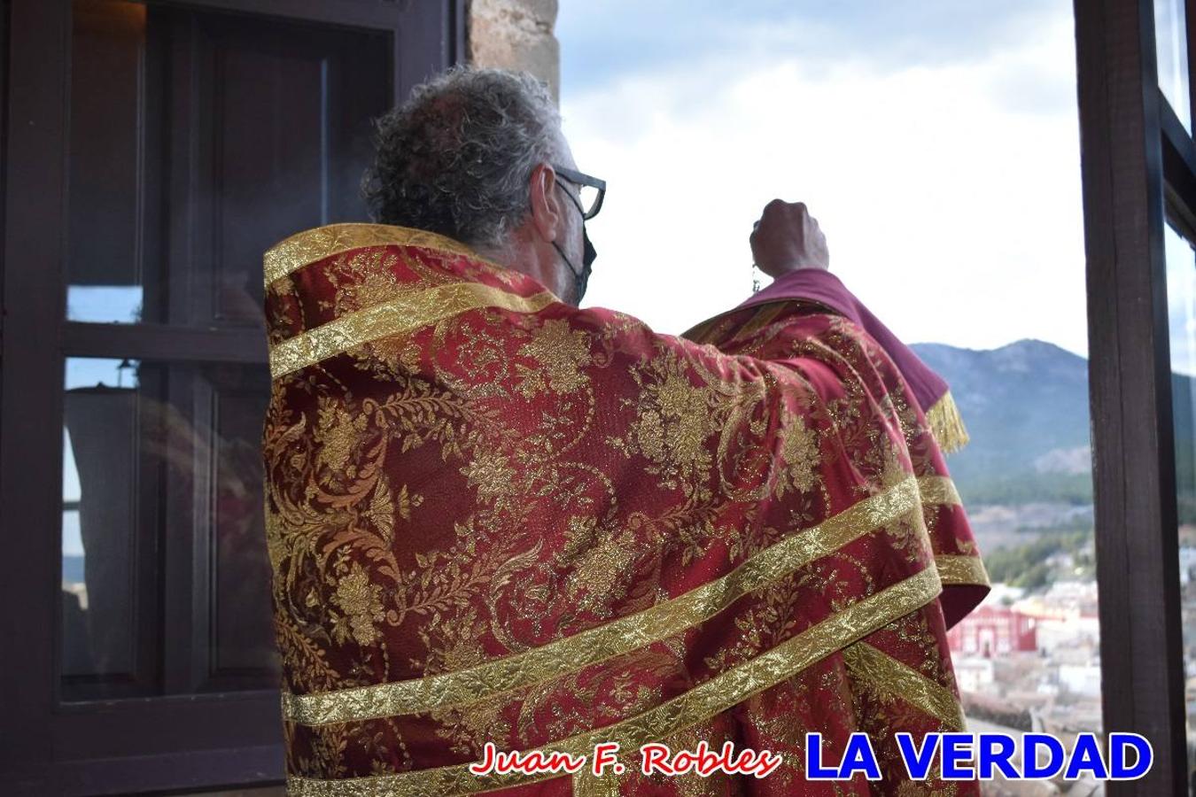 La basílica de la Vera Cruz volvió a acoger el ritual de la Bendición de la Naturaleza con la Sagrada Reliquia. La ceremonia se ha realizado esta tarde y se ha iniciado en el interior del templo para trasladarse después a la Capilla de los Conjuros. 