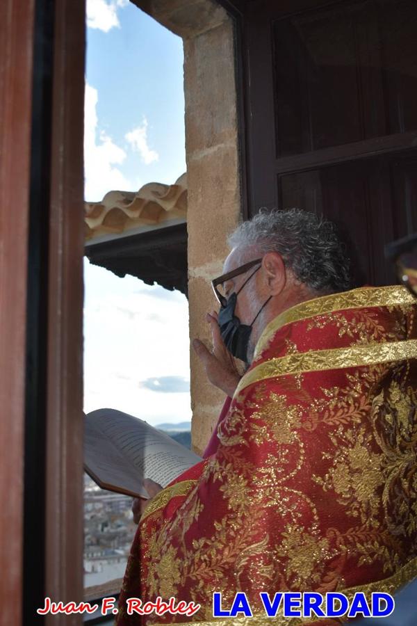 La basílica de la Vera Cruz volvió a acoger el ritual de la Bendición de la Naturaleza con la Sagrada Reliquia. La ceremonia se ha realizado esta tarde y se ha iniciado en el interior del templo para trasladarse después a la Capilla de los Conjuros. 