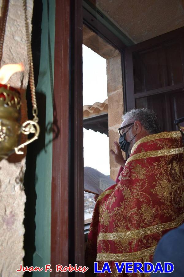 La basílica de la Vera Cruz volvió a acoger el ritual de la Bendición de la Naturaleza con la Sagrada Reliquia. La ceremonia se ha realizado esta tarde y se ha iniciado en el interior del templo para trasladarse después a la Capilla de los Conjuros. 