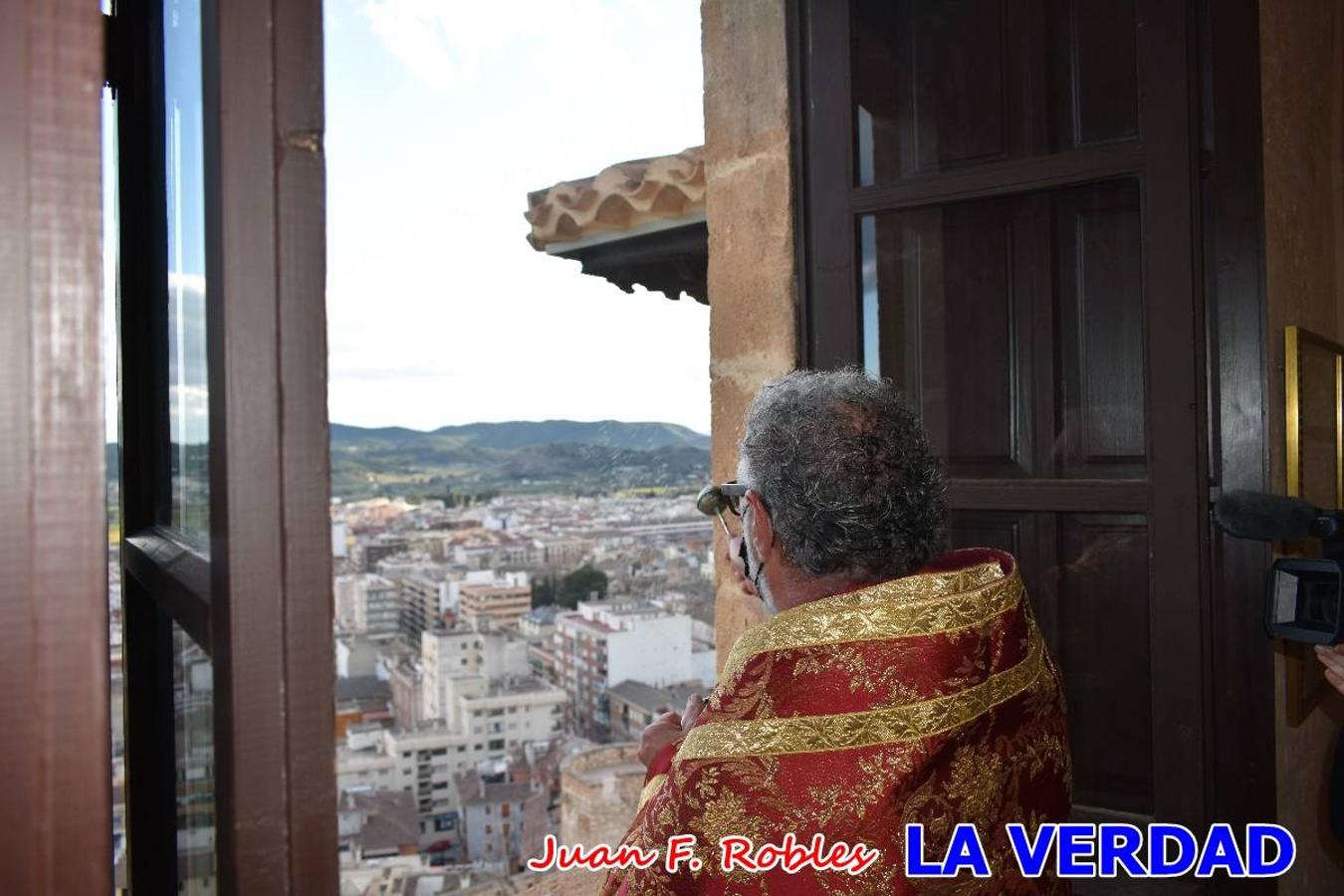 La basílica de la Vera Cruz volvió a acoger el ritual de la Bendición de la Naturaleza con la Sagrada Reliquia. La ceremonia se ha realizado esta tarde y se ha iniciado en el interior del templo para trasladarse después a la Capilla de los Conjuros. 