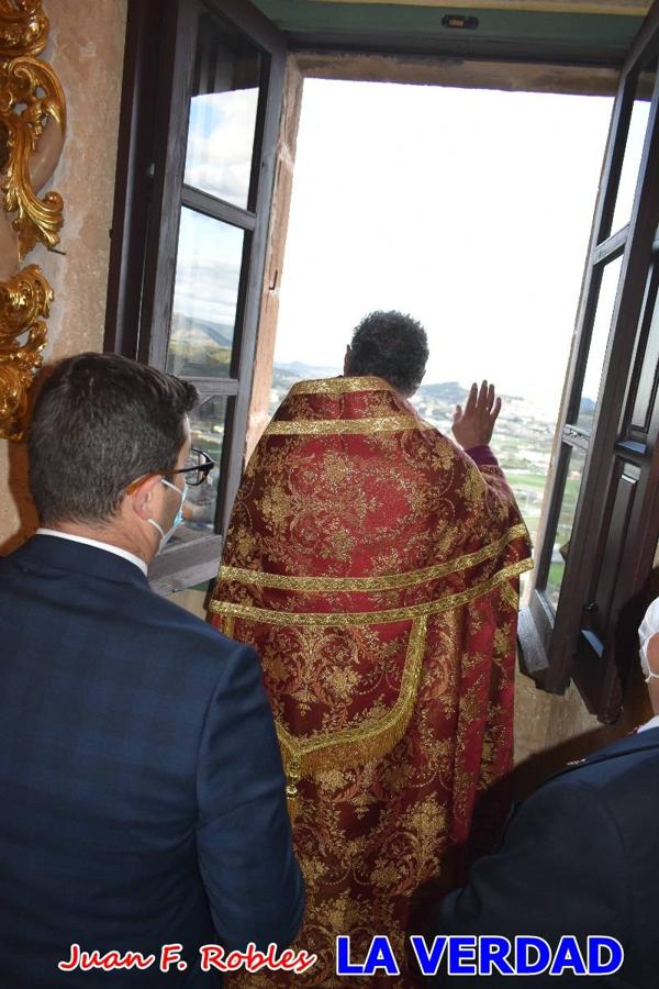 La basílica de la Vera Cruz volvió a acoger el ritual de la Bendición de la Naturaleza con la Sagrada Reliquia. La ceremonia se ha realizado esta tarde y se ha iniciado en el interior del templo para trasladarse después a la Capilla de los Conjuros. 