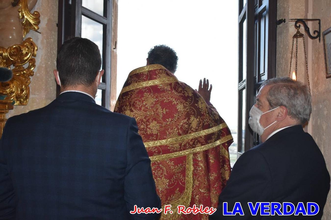 La basílica de la Vera Cruz volvió a acoger el ritual de la Bendición de la Naturaleza con la Sagrada Reliquia. La ceremonia se ha realizado esta tarde y se ha iniciado en el interior del templo para trasladarse después a la Capilla de los Conjuros. 