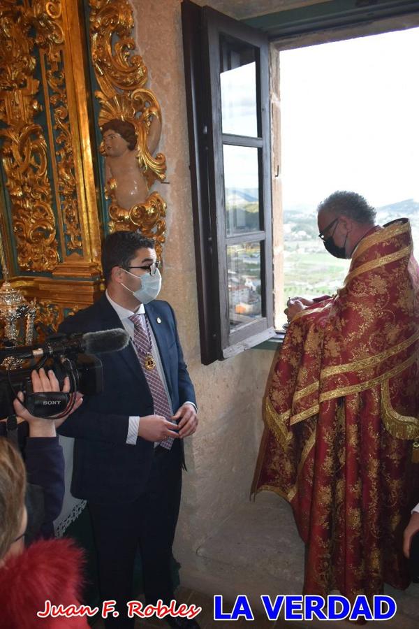 La basílica de la Vera Cruz volvió a acoger el ritual de la Bendición de la Naturaleza con la Sagrada Reliquia. La ceremonia se ha realizado esta tarde y se ha iniciado en el interior del templo para trasladarse después a la Capilla de los Conjuros. 