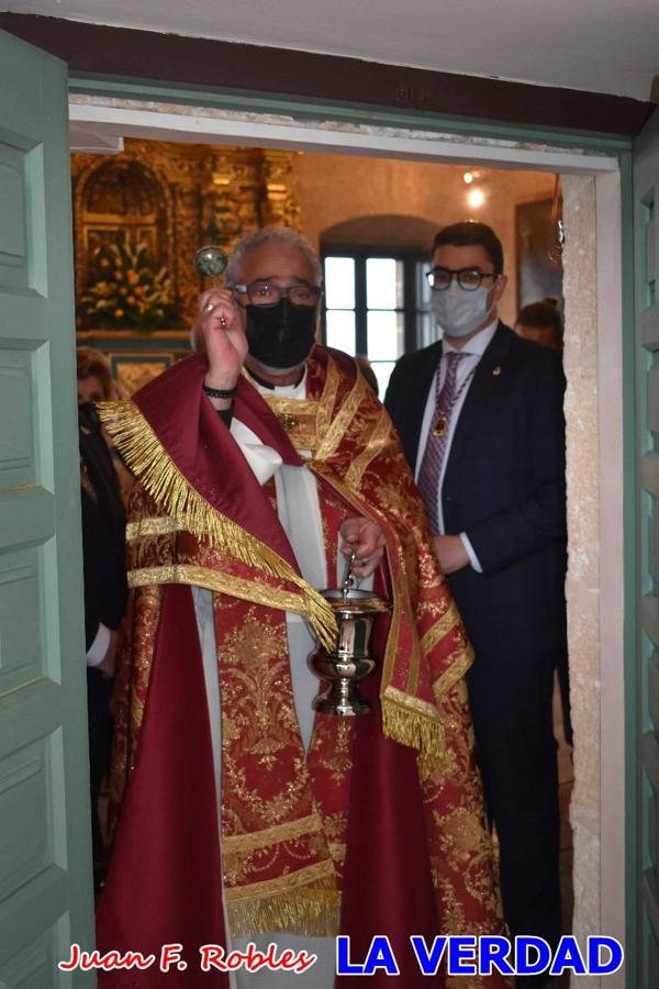 La basílica de la Vera Cruz volvió a acoger el ritual de la Bendición de la Naturaleza con la Sagrada Reliquia. La ceremonia se ha realizado esta tarde y se ha iniciado en el interior del templo para trasladarse después a la Capilla de los Conjuros. 