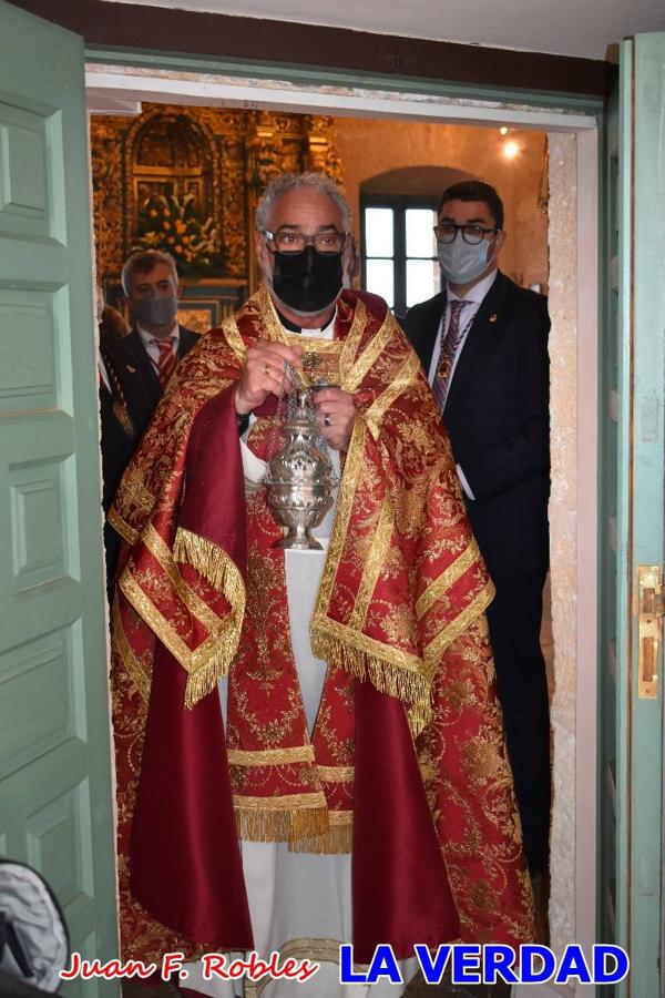 La basílica de la Vera Cruz volvió a acoger el ritual de la Bendición de la Naturaleza con la Sagrada Reliquia. La ceremonia se ha realizado esta tarde y se ha iniciado en el interior del templo para trasladarse después a la Capilla de los Conjuros. 