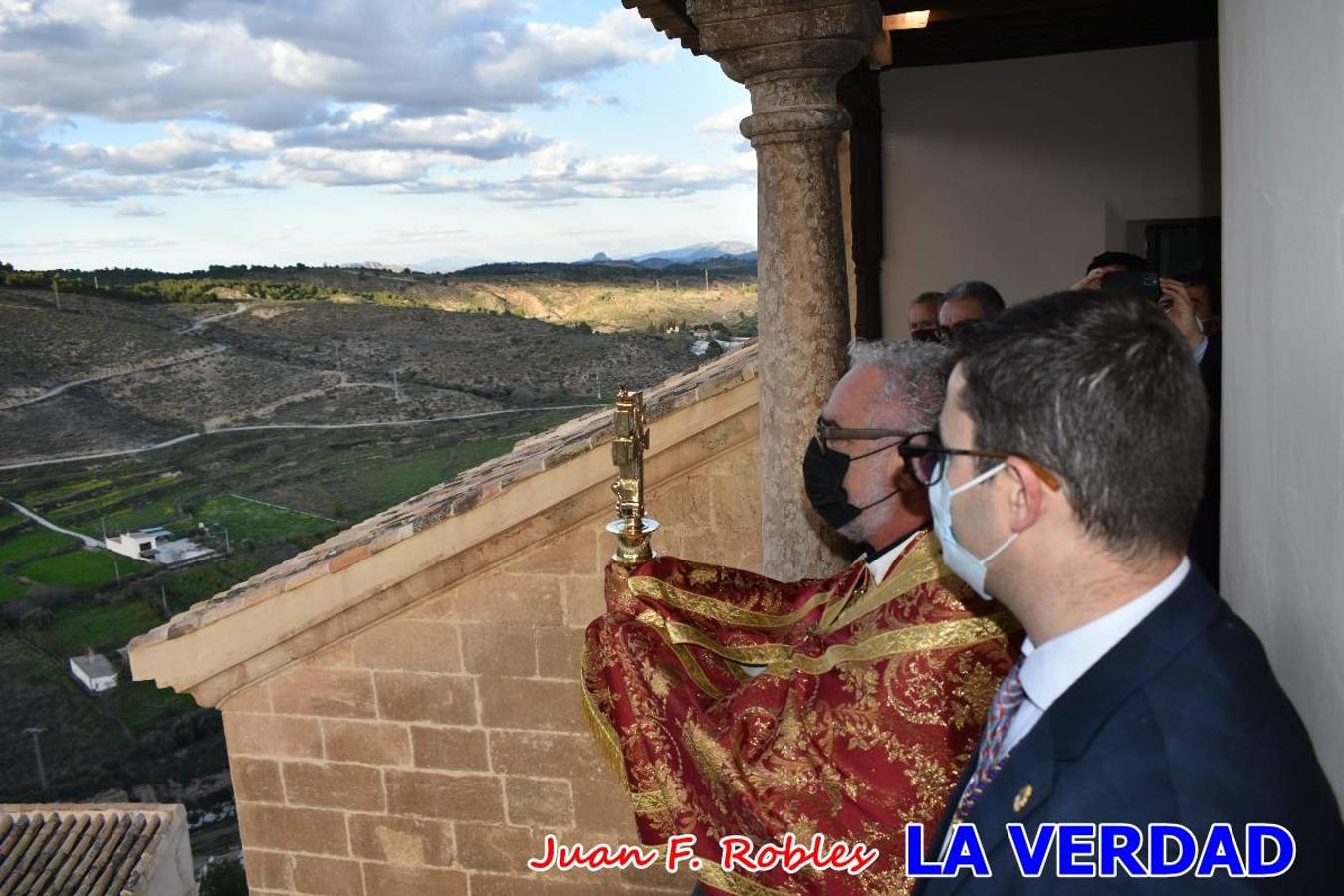 La basílica de la Vera Cruz volvió a acoger el ritual de la Bendición de la Naturaleza con la Sagrada Reliquia. La ceremonia se ha realizado esta tarde y se ha iniciado en el interior del templo para trasladarse después a la Capilla de los Conjuros. 