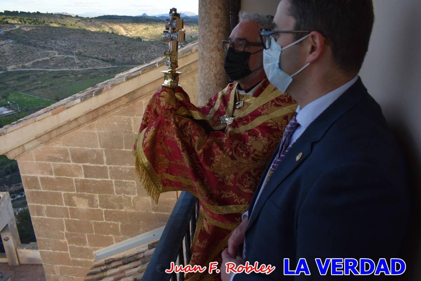 La basílica de la Vera Cruz volvió a acoger el ritual de la Bendición de la Naturaleza con la Sagrada Reliquia. La ceremonia se ha realizado esta tarde y se ha iniciado en el interior del templo para trasladarse después a la Capilla de los Conjuros. 