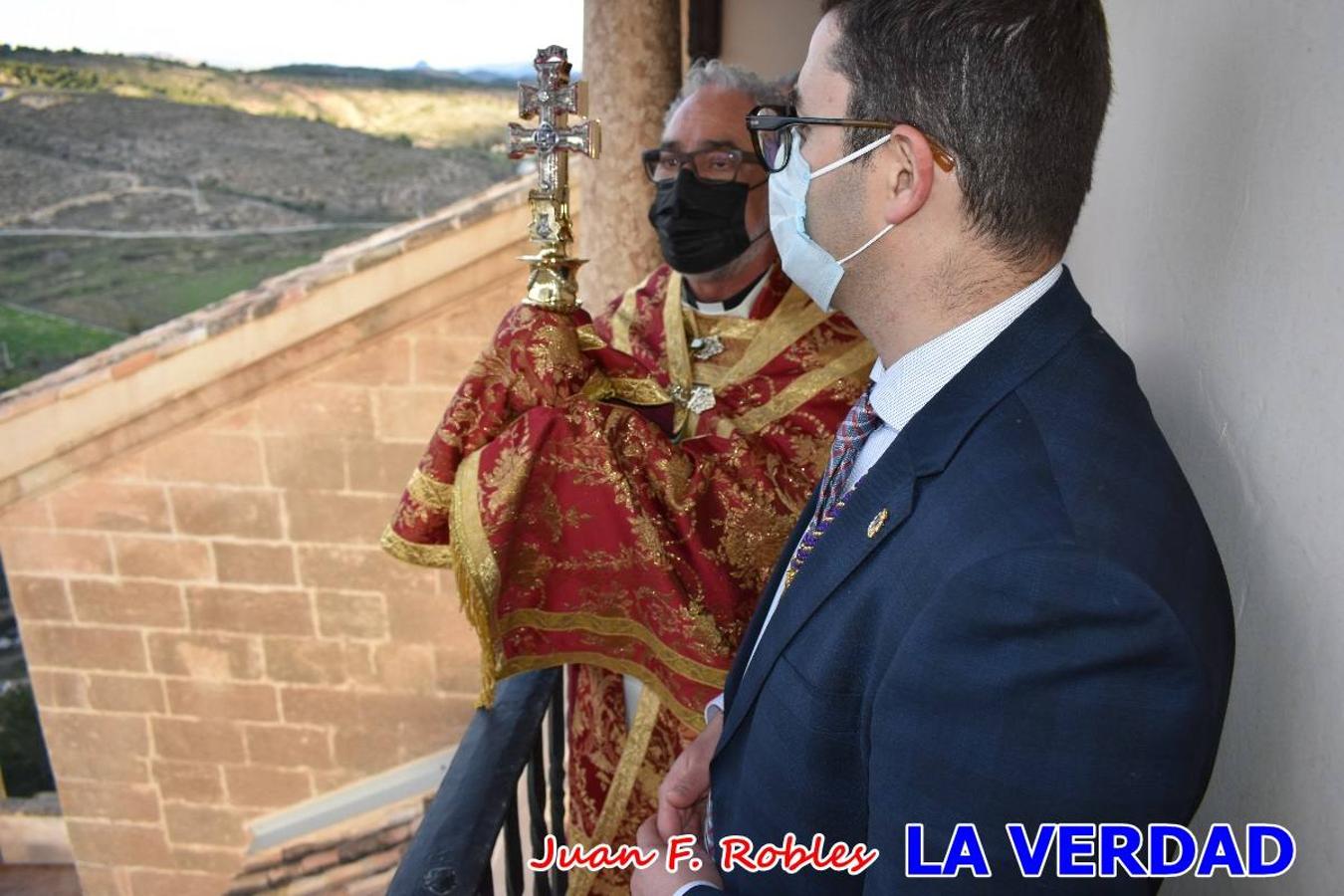 La basílica de la Vera Cruz volvió a acoger el ritual de la Bendición de la Naturaleza con la Sagrada Reliquia. La ceremonia se ha realizado esta tarde y se ha iniciado en el interior del templo para trasladarse después a la Capilla de los Conjuros. 