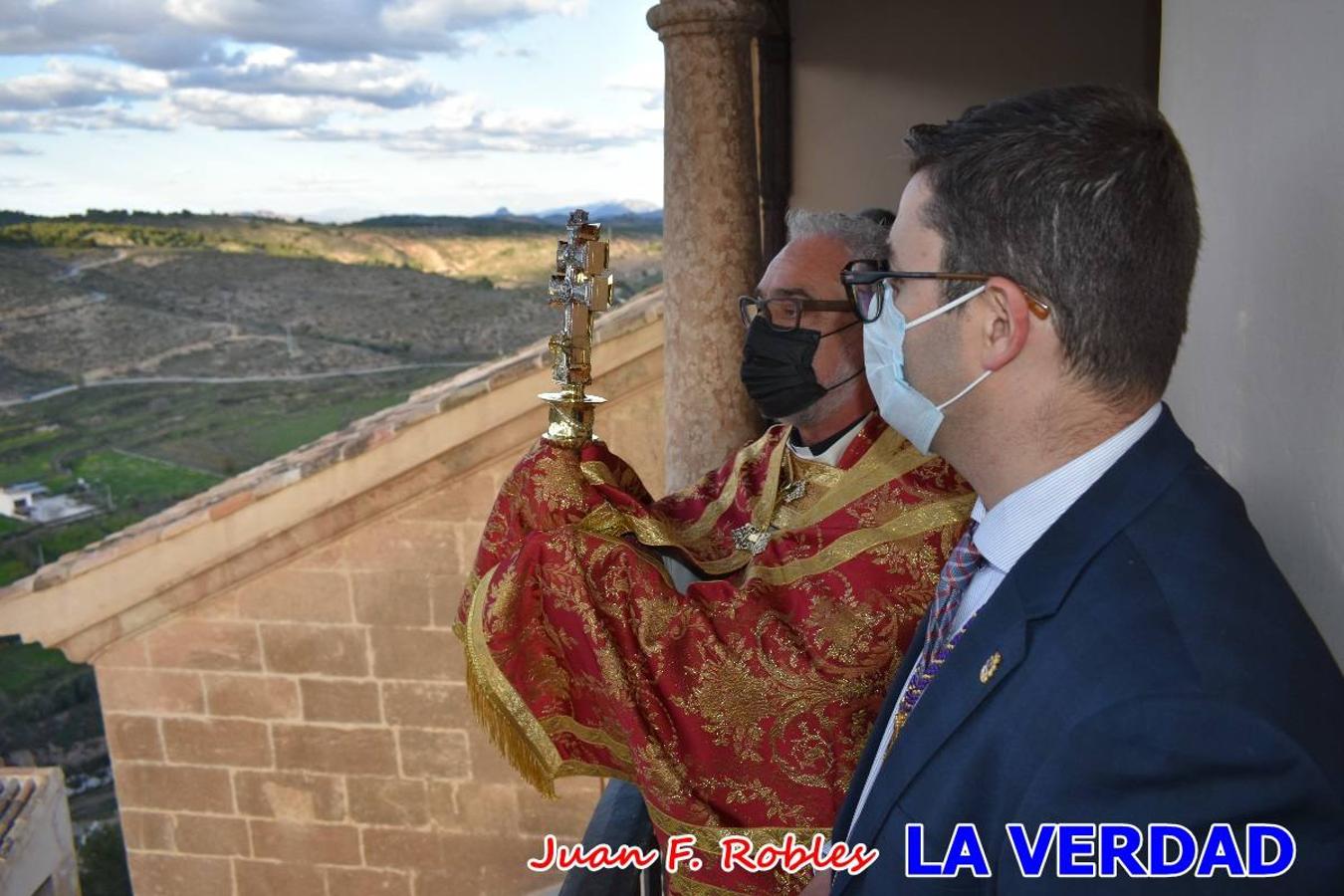 La basílica de la Vera Cruz volvió a acoger el ritual de la Bendición de la Naturaleza con la Sagrada Reliquia. La ceremonia se ha realizado esta tarde y se ha iniciado en el interior del templo para trasladarse después a la Capilla de los Conjuros. 