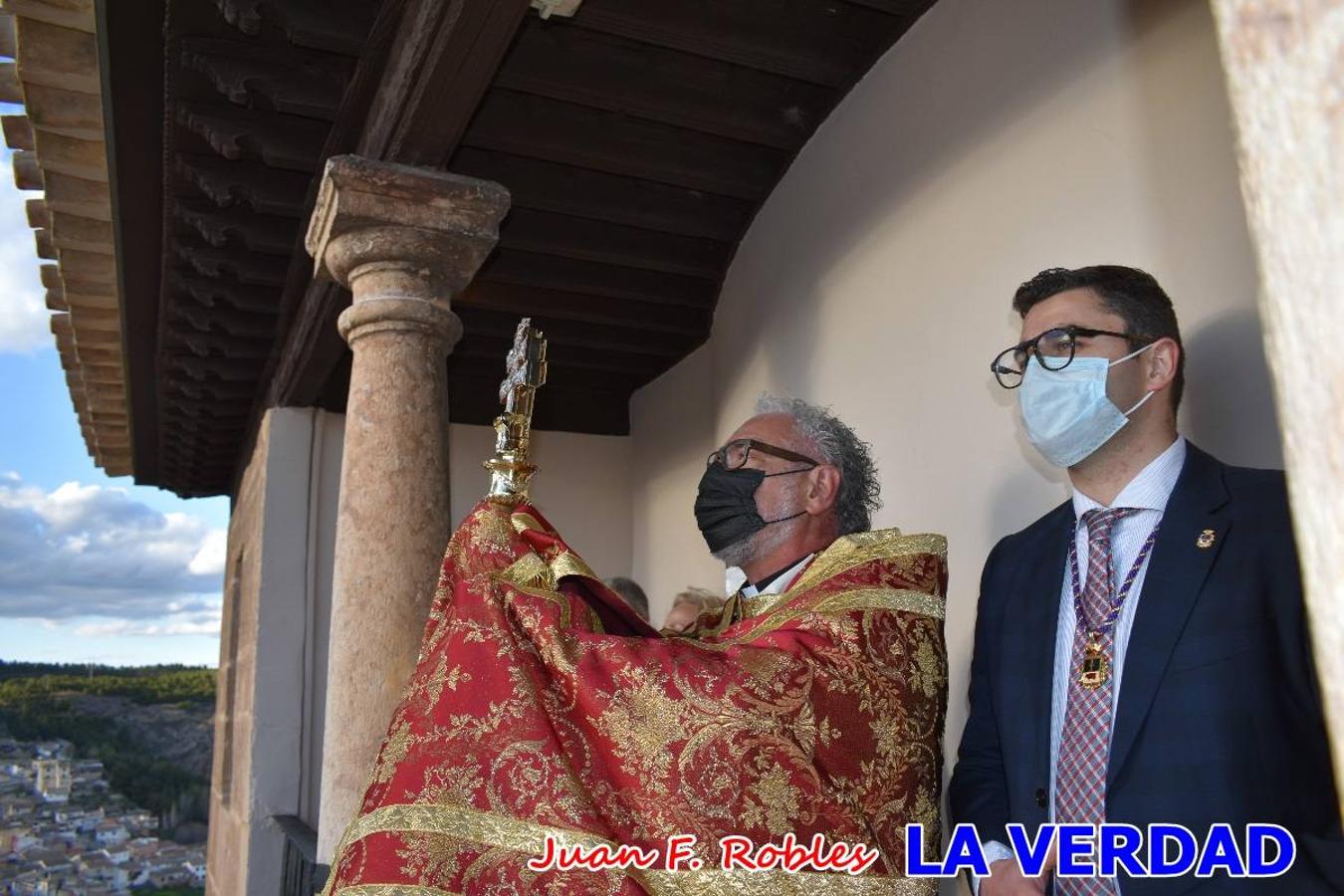 La basílica de la Vera Cruz volvió a acoger el ritual de la Bendición de la Naturaleza con la Sagrada Reliquia. La ceremonia se ha realizado esta tarde y se ha iniciado en el interior del templo para trasladarse después a la Capilla de los Conjuros. 