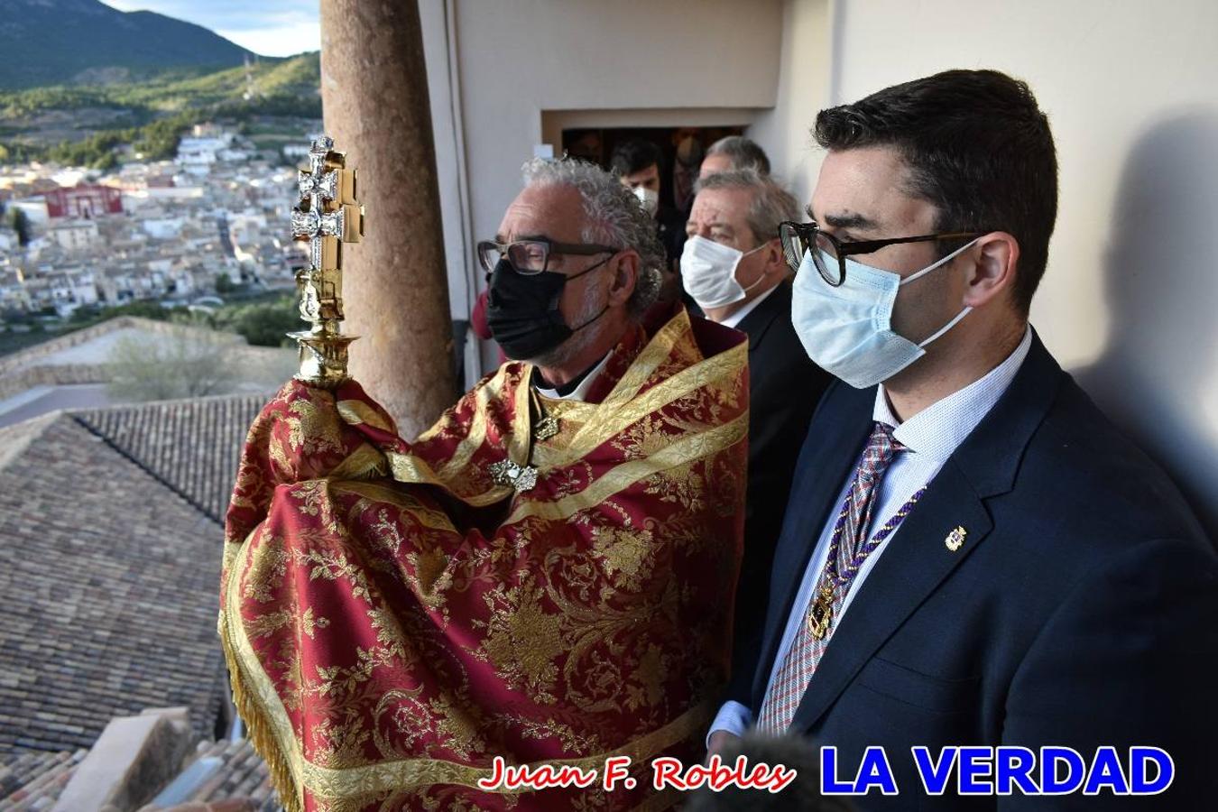 La basílica de la Vera Cruz volvió a acoger el ritual de la Bendición de la Naturaleza con la Sagrada Reliquia. La ceremonia se ha realizado esta tarde y se ha iniciado en el interior del templo para trasladarse después a la Capilla de los Conjuros. 