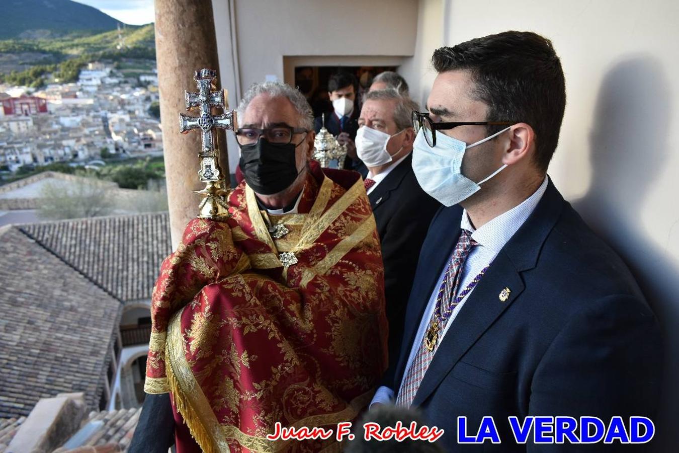 La basílica de la Vera Cruz volvió a acoger el ritual de la Bendición de la Naturaleza con la Sagrada Reliquia. La ceremonia se ha realizado esta tarde y se ha iniciado en el interior del templo para trasladarse después a la Capilla de los Conjuros. 