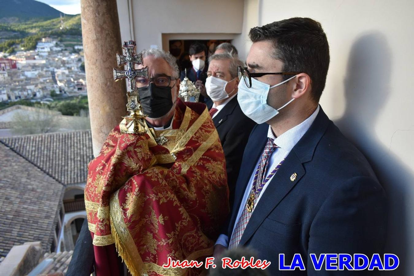 La basílica de la Vera Cruz volvió a acoger el ritual de la Bendición de la Naturaleza con la Sagrada Reliquia. La ceremonia se ha realizado esta tarde y se ha iniciado en el interior del templo para trasladarse después a la Capilla de los Conjuros. 