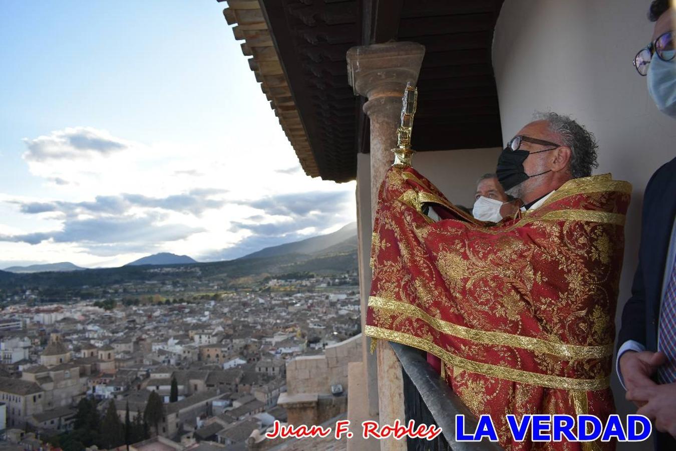 La basílica de la Vera Cruz volvió a acoger el ritual de la Bendición de la Naturaleza con la Sagrada Reliquia. La ceremonia se ha realizado esta tarde y se ha iniciado en el interior del templo para trasladarse después a la Capilla de los Conjuros. 